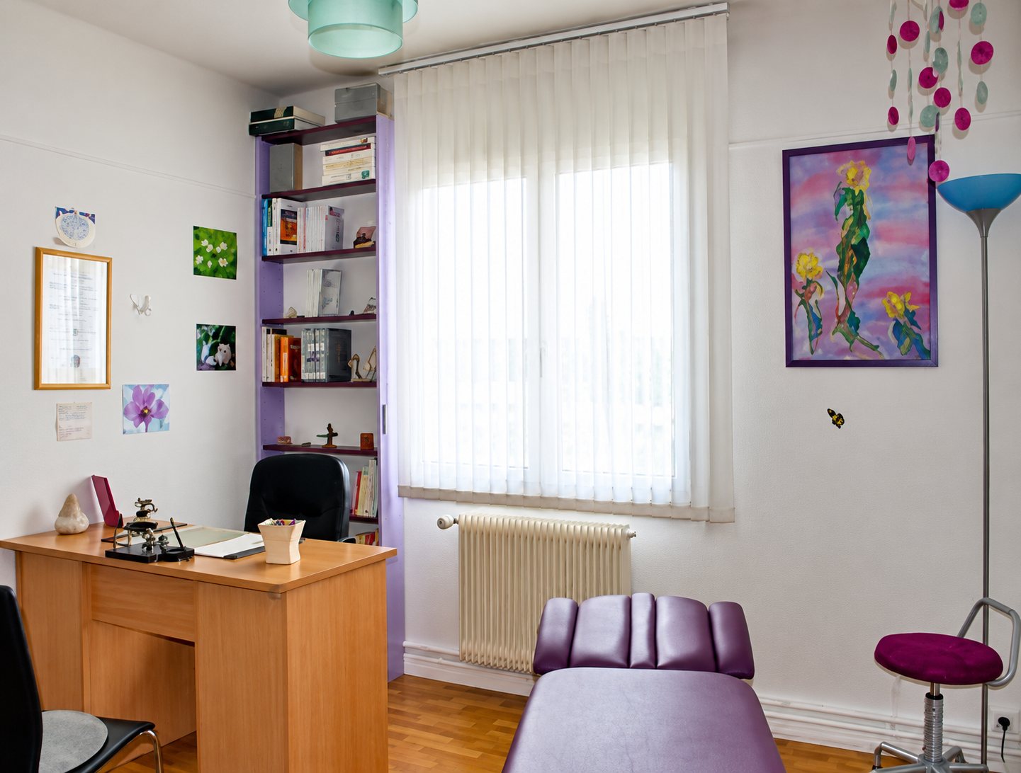 Traitements ostéopathiques mis en œuvre à Sartrouville : bureau et table de soin au cabinet