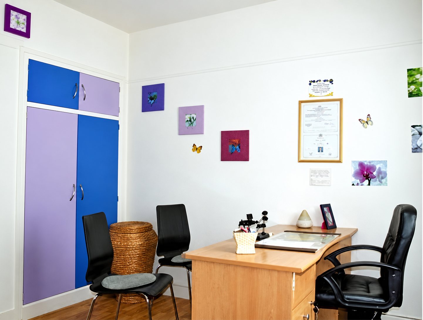 Cabinet de Barbara Levrague à Sartrouville : bureau, fauteuils et placards colorés